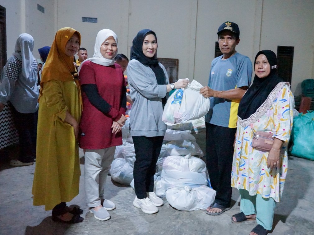 Reni Beri Bantuan Ke Korban Banjir