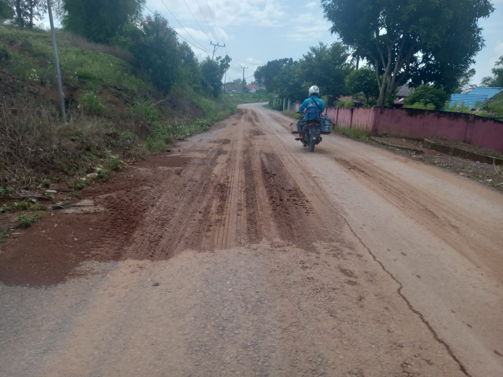 Tanah Merah Tutupi Badan Jalan, Ancam Keselamatan Pengendara