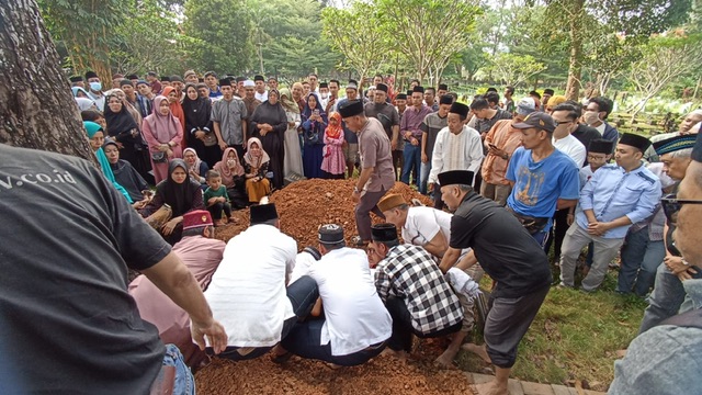 PJ Bupati Muba Antar Langsung Mendiang Kakaknya yang juga Wakil Ketua Baznas Muba ke Pemakaman