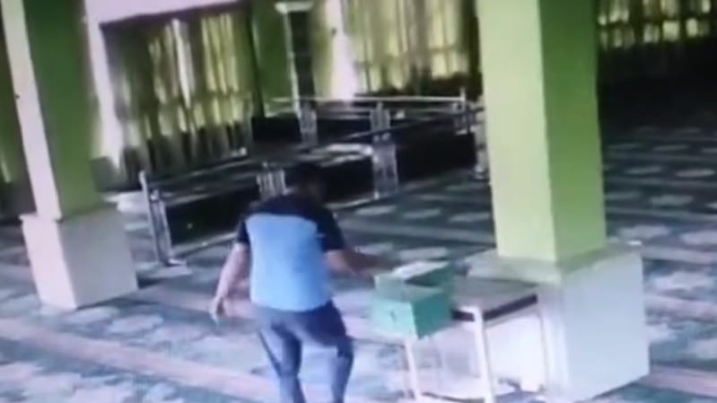 Diduga Mencuri, Seorang Pria Bawa Kabur Kotak Amal Masjid Assyadiyah Pangkalan Lampam