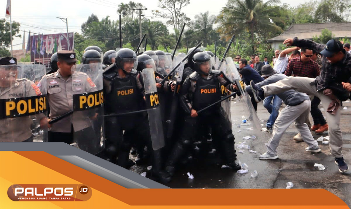 Massa Pendemo Vs Polisi Bentrok di KPU Lubuklinggau Sumatera Selatan, 2 Orang Kena Tembak Brimob