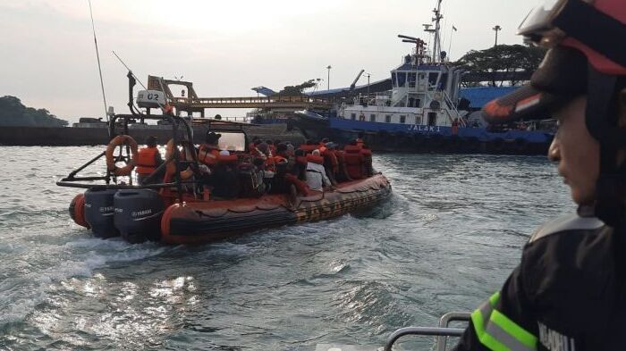 Kapal Penyeberangan KMP Royce 1 Terbakar di Selat Sunda, Semua Penumpang Selamat 