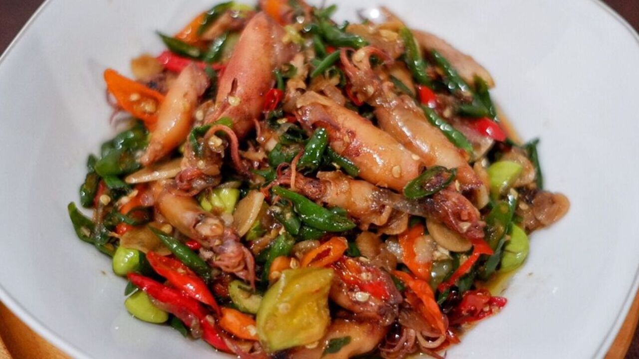 Cumi Asin Cabai Hijau, Camilan Tradisional yang Kian Populer di Era Modern