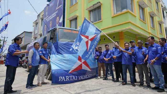 Bantu Warga Terdampak Kekeringan, Demokrat Prabumulih Bagi-Bagi Air Bersih 15 Ribu Liter Perhari