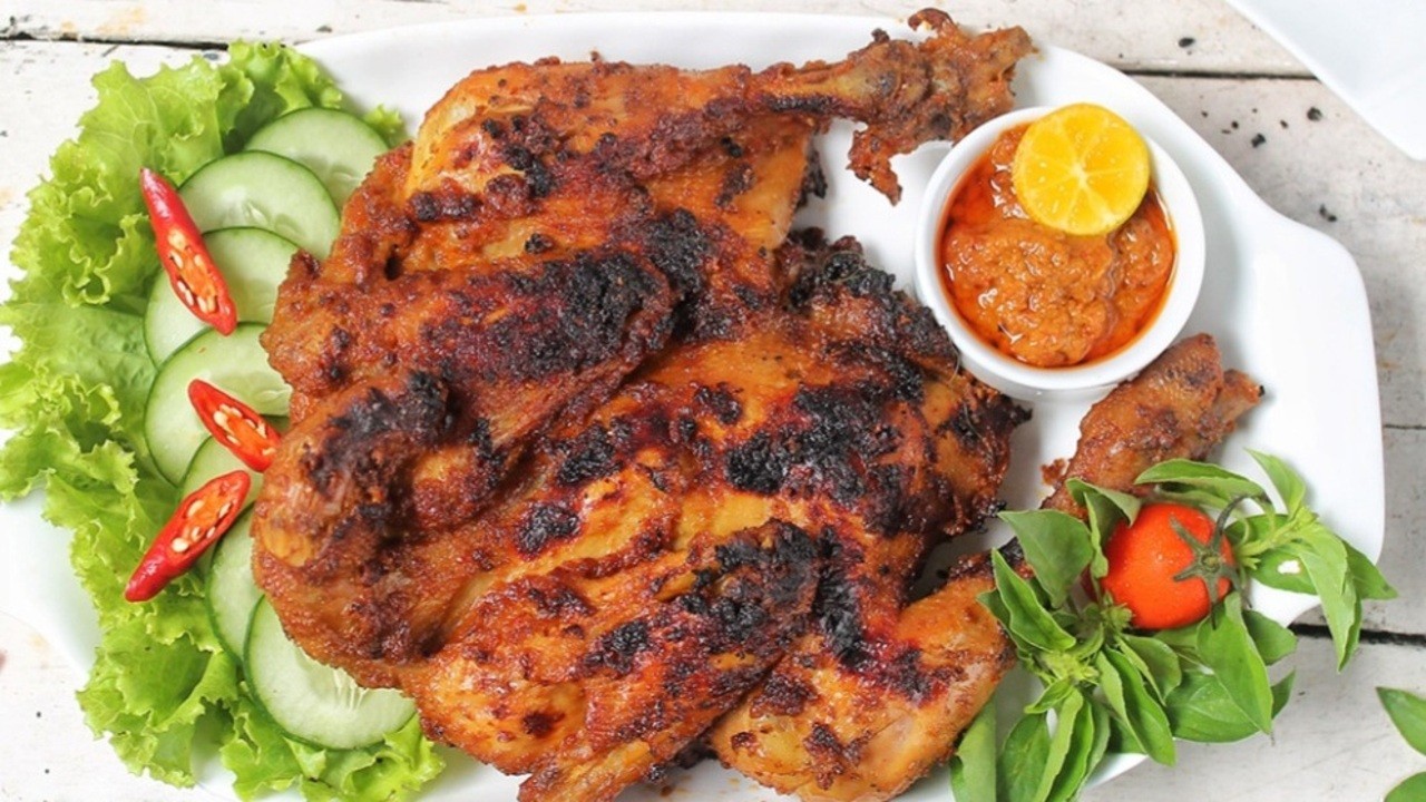Ayam Bakar Bumbu Rujak Kian Populer, Perpaduan Rasa Tradisional yang Menggugah Selera