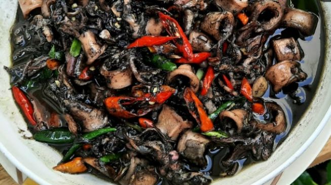 Cumi Hitam Pedas, Sajian Laut yang Menggoda Lidah dan Viral di Media Sosial