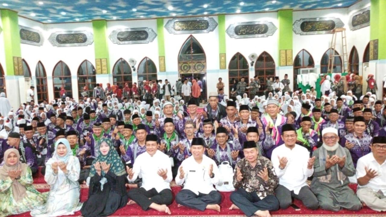 Bupati Edison Lepas Keberangkatan 336 CJH Kabupaten Muara Enim MUARA ENIM - Bupati Muara Enim H Edison, mele