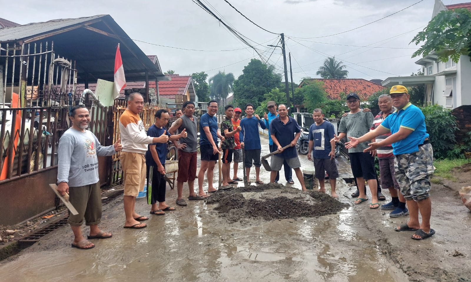 Gunakan Dana Swadaya, Warga RT 50 Sukajaya Palembang Gotong Royong Tambal Jalan Rusak