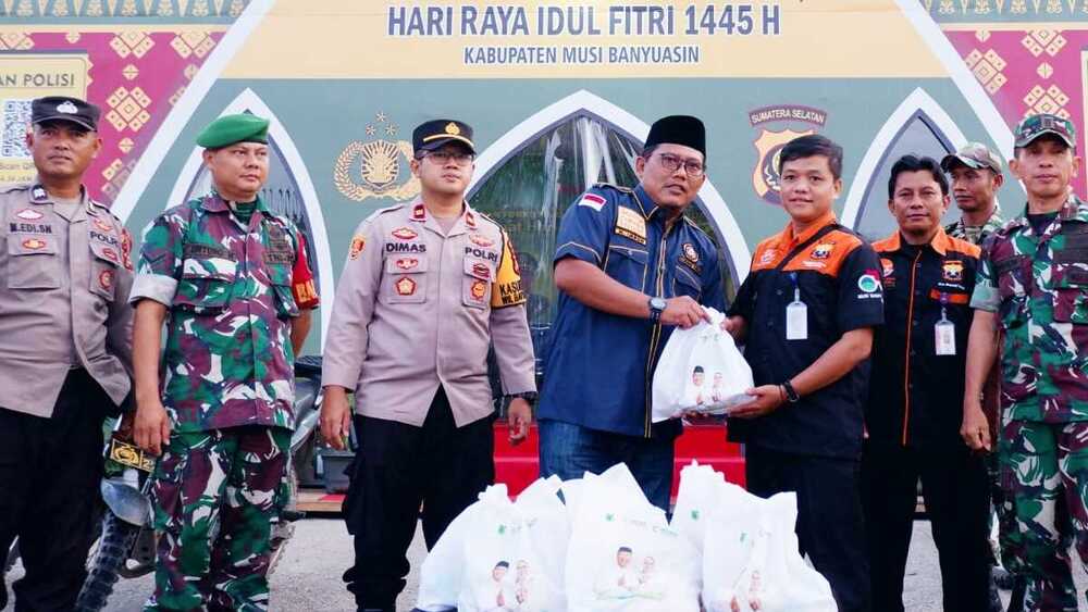 Tinjau Pos Pengamanan Lebaran, Forkopimcam Bayung Lencir Bukber dan Serahkan Bingkisan ke Petugas