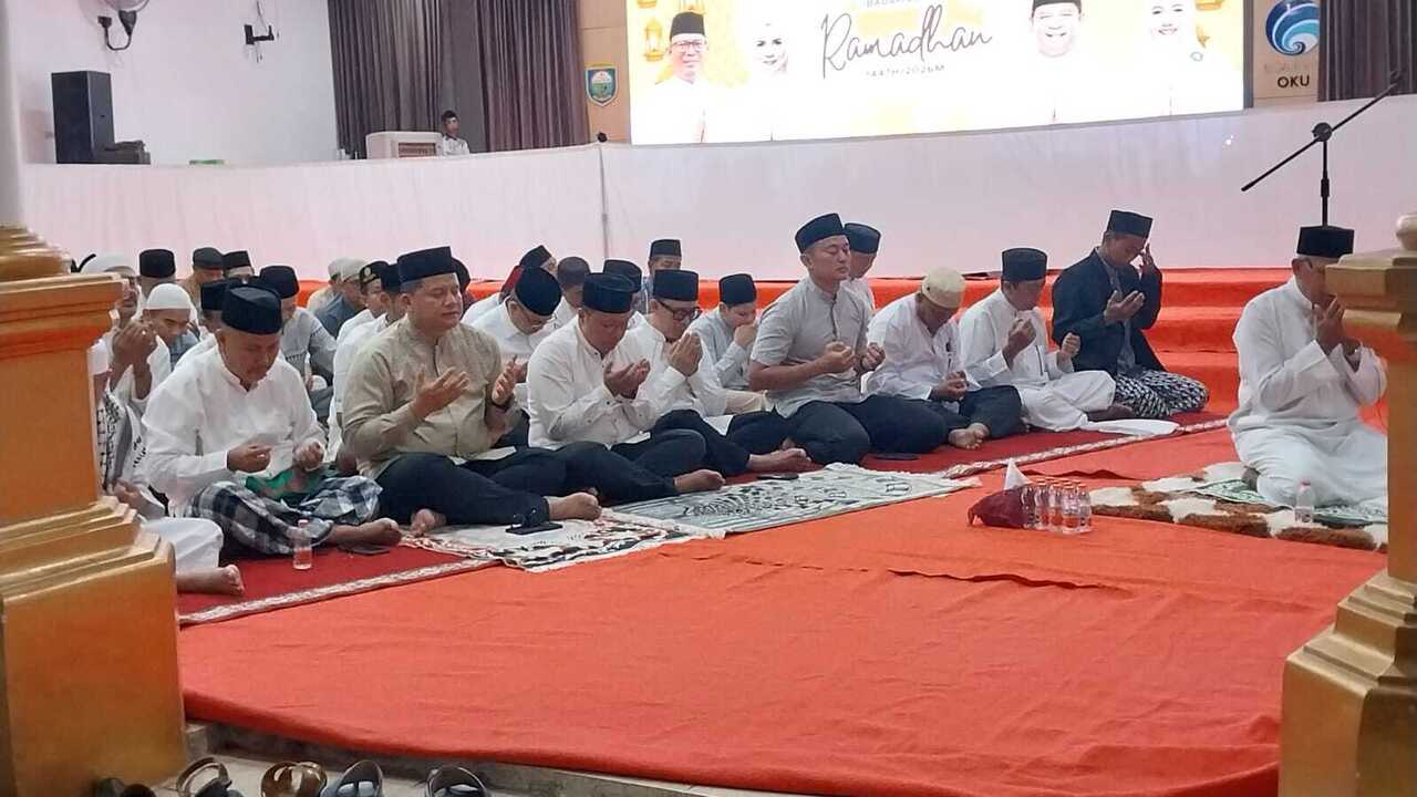 Bupati OKU Bersama Forkopim Sholat Tarawih Perdana di Pendopo Rumah Kabupaten 