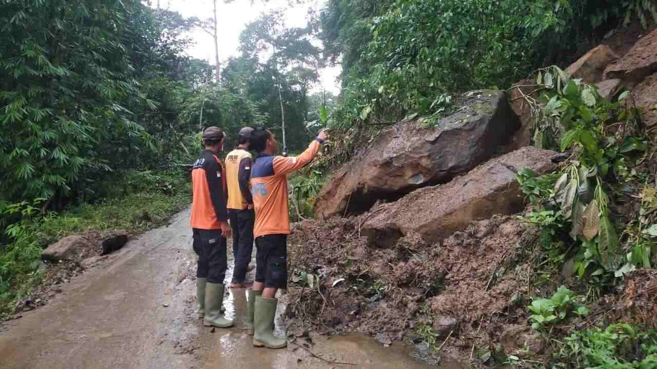 BPBD OKU Bersihkan Material Tanah Longsor di Jalan Desa Gunung Meraksa