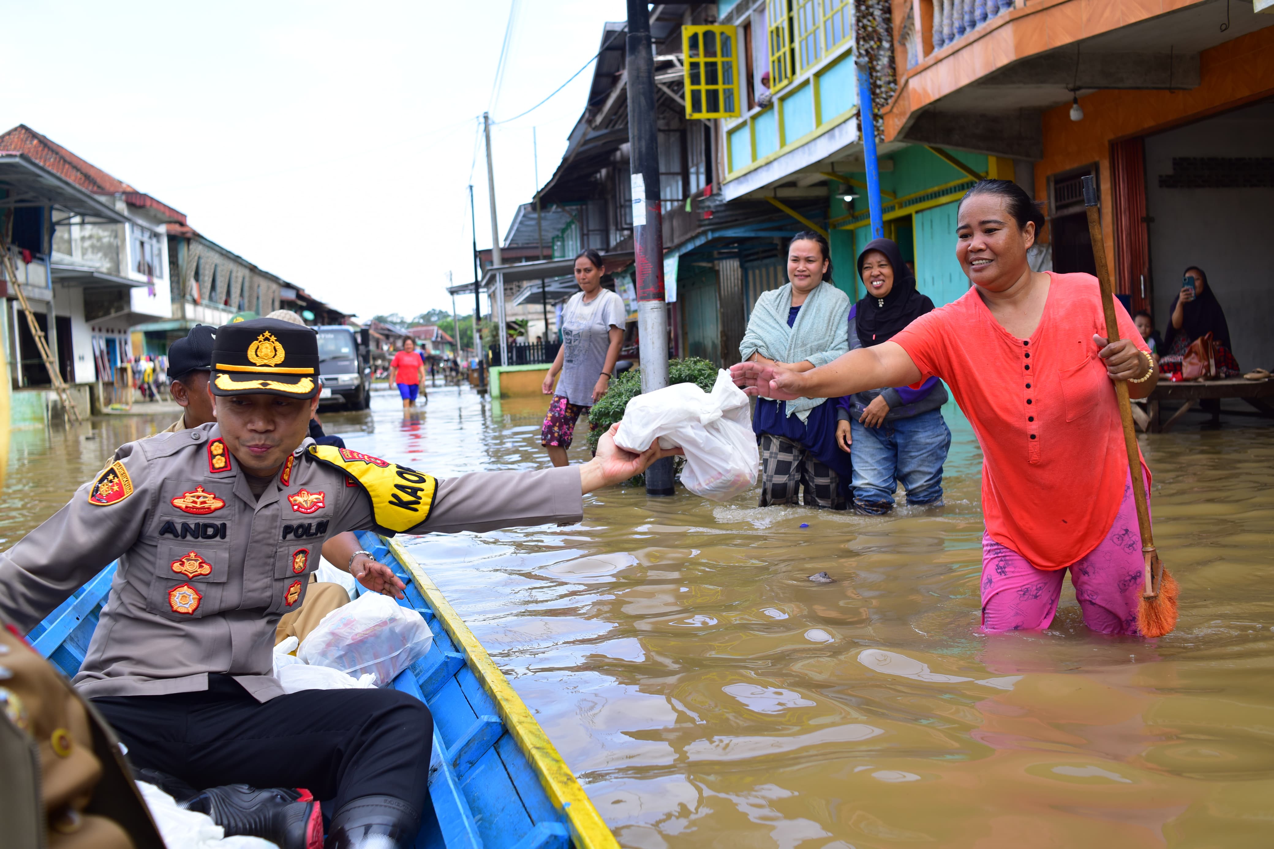 Kapolres-Bupati Mura, Tinjau dan Berikan Bantuan Warga Terdampak Banjir