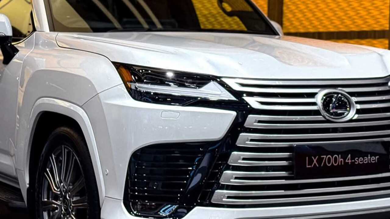 SUV Hybrid Termahal Lexus Ini Bisa Terjang Banjir hingga 70 cm!