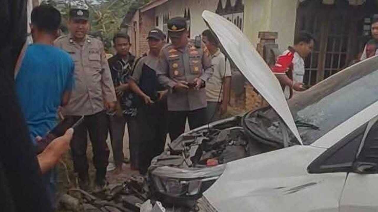 Diduga Mengantuk, Mobil Dokter Tabrak Dua Motor dan Gerobak Siomay, Empat Orang Terluka