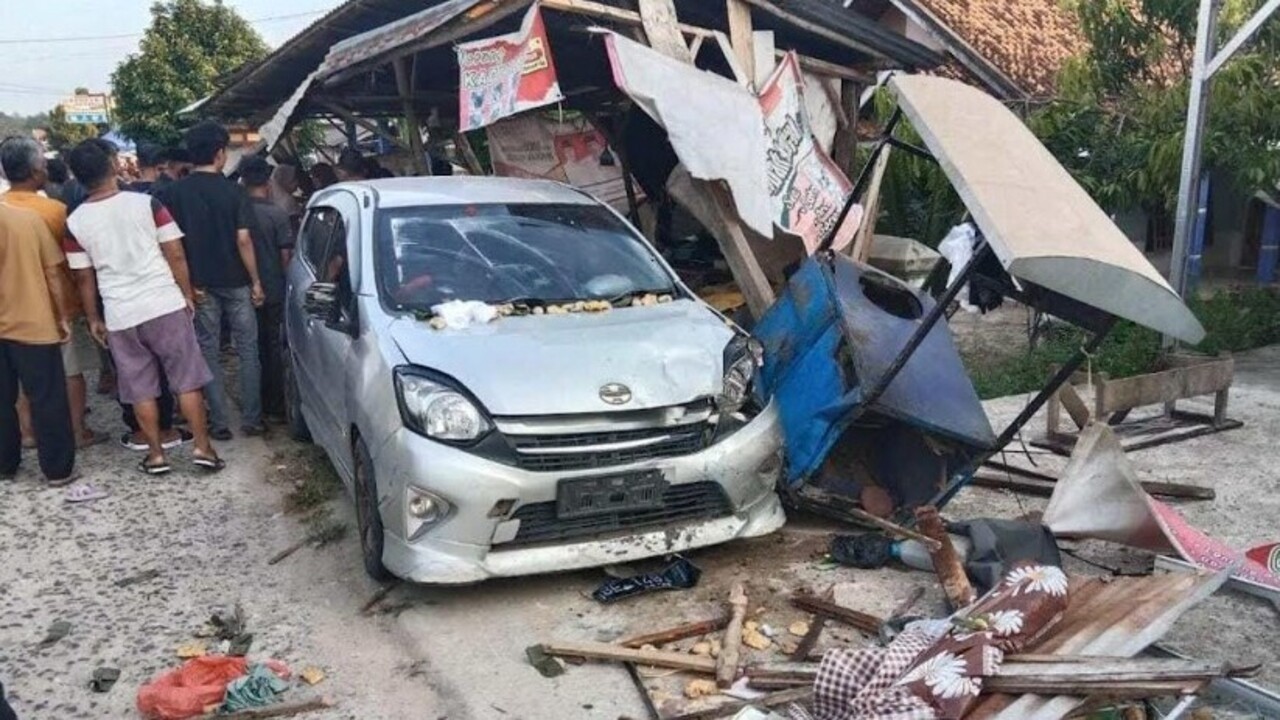 Mobil Agya Tabrak Warung Gorengan di OKU, Enam Warga Terluka