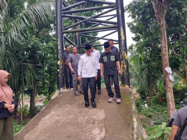 Teddy Tinjau Perbaikan Jembatan Gantung di Desa Karang Agung