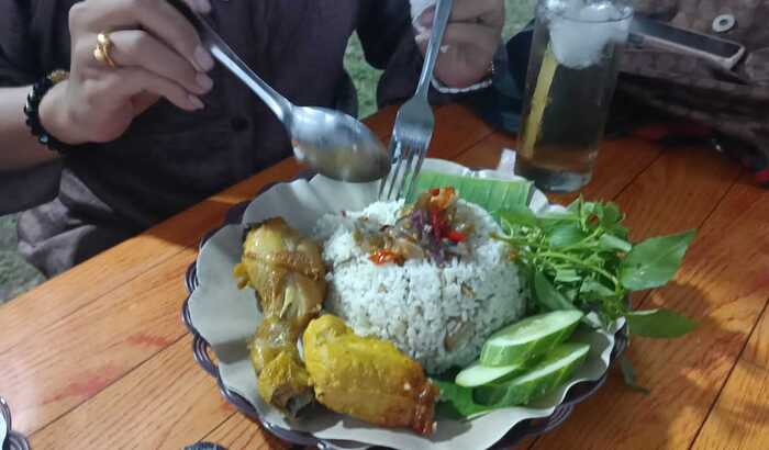 Cari Nasi Liwet yang Pas di Lidah, Sekarang Ada di Depan Taman Makam Pahlawan Kayuagung Loh !