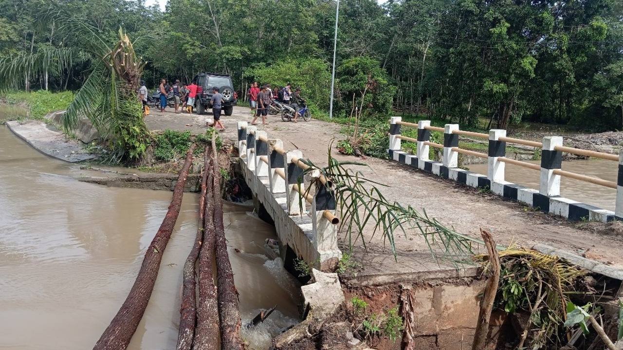 Diterjang Air Sungai Kelekar Jembatan Penghubung Desa Pangkul Dan Kelurahan Karang Nyaris Putus