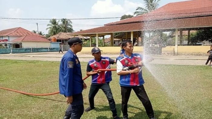 Latih Balakar Dalam Penanganan Kebakaran di Desa