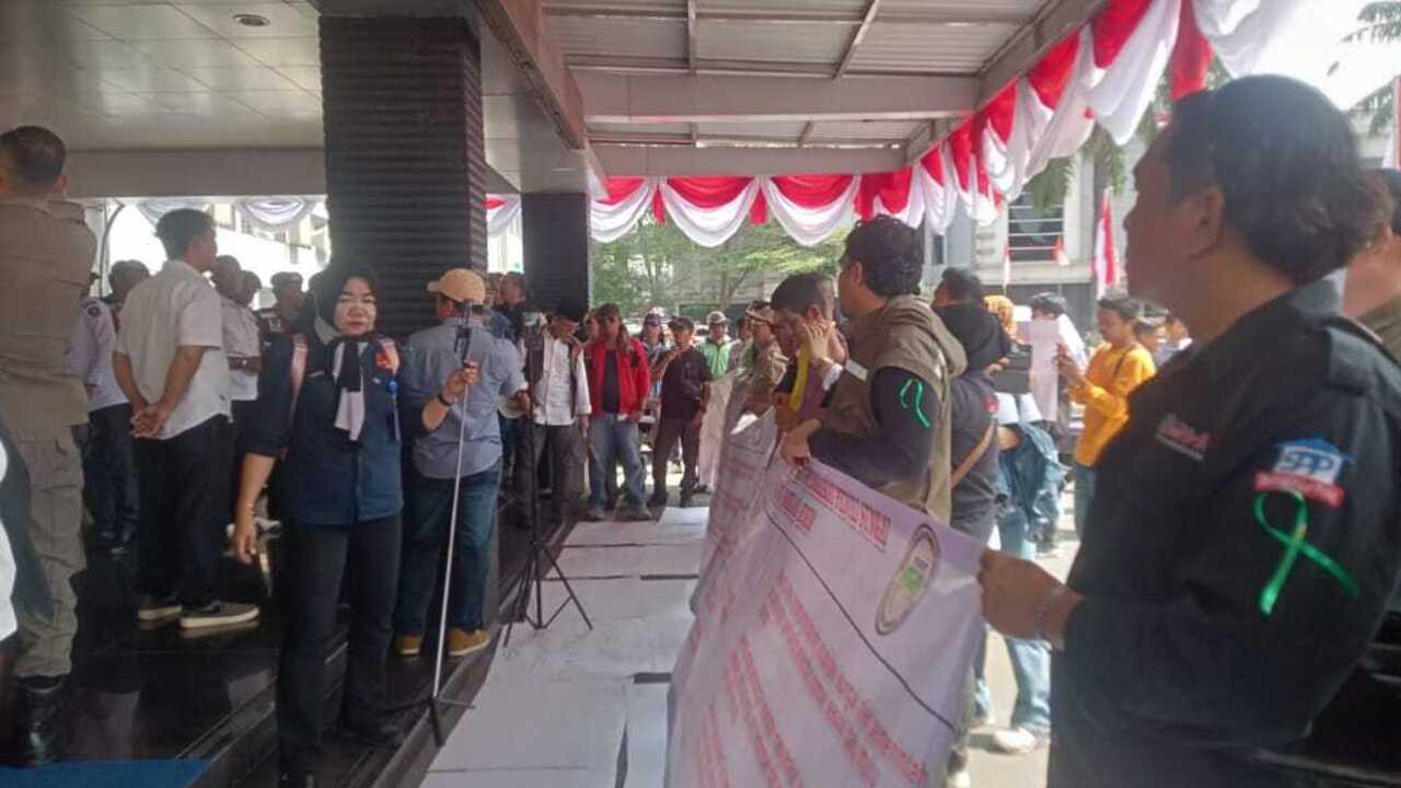 Peduli Sungai, Ratusan Massa Geruduk Kantor Bupati