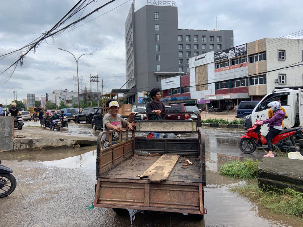 Ada Pedagang Dogan Mengais Rezeki di Balik Banjir yang Menggenangi Kota Palembang