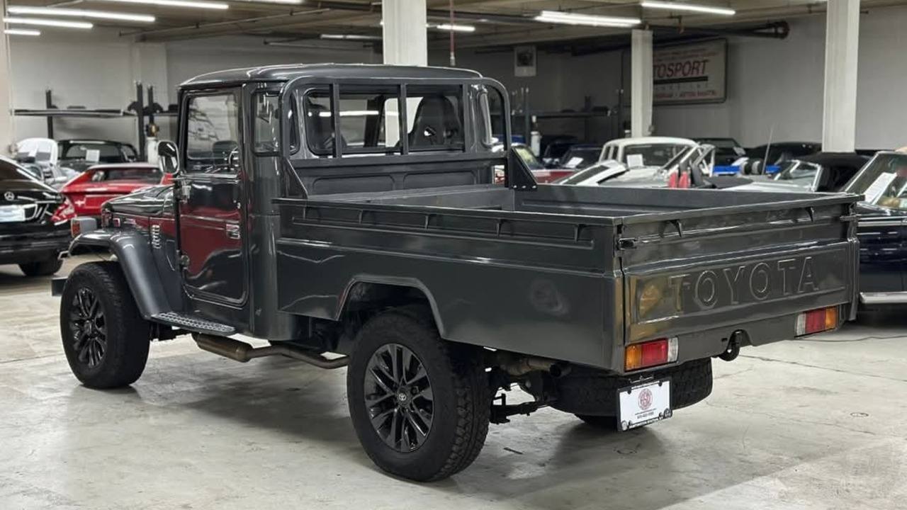 Toyota Land Cruiser FJ45 1974: Ikon Off-Road Klasik yang Abadi.