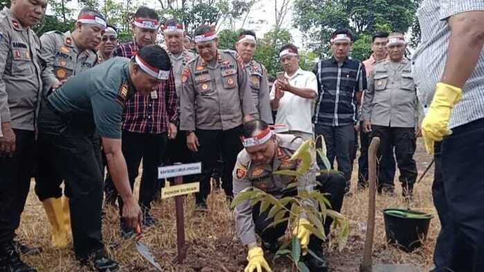 Polres Lubuklinggau Tanam Ribuan Pohon untuk Warisan Anak Cucu 