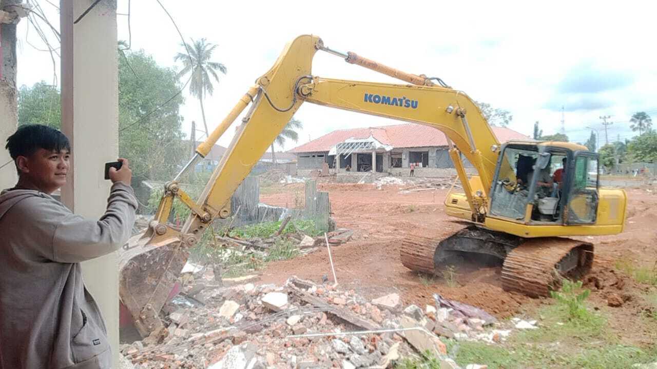 Belum Ada Kesepakatan, PT KAI Gusur Bangunan Warga