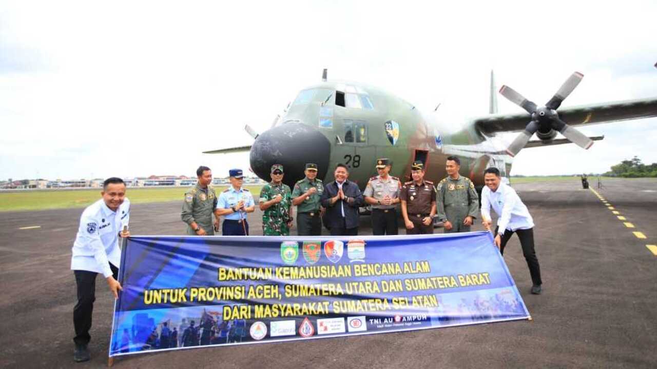 Pemprov Sumsel Kembali Salurkan Bantuan 15 Ton Logistik untuk Korban Bencana Sumbar lewat Jalur Udara