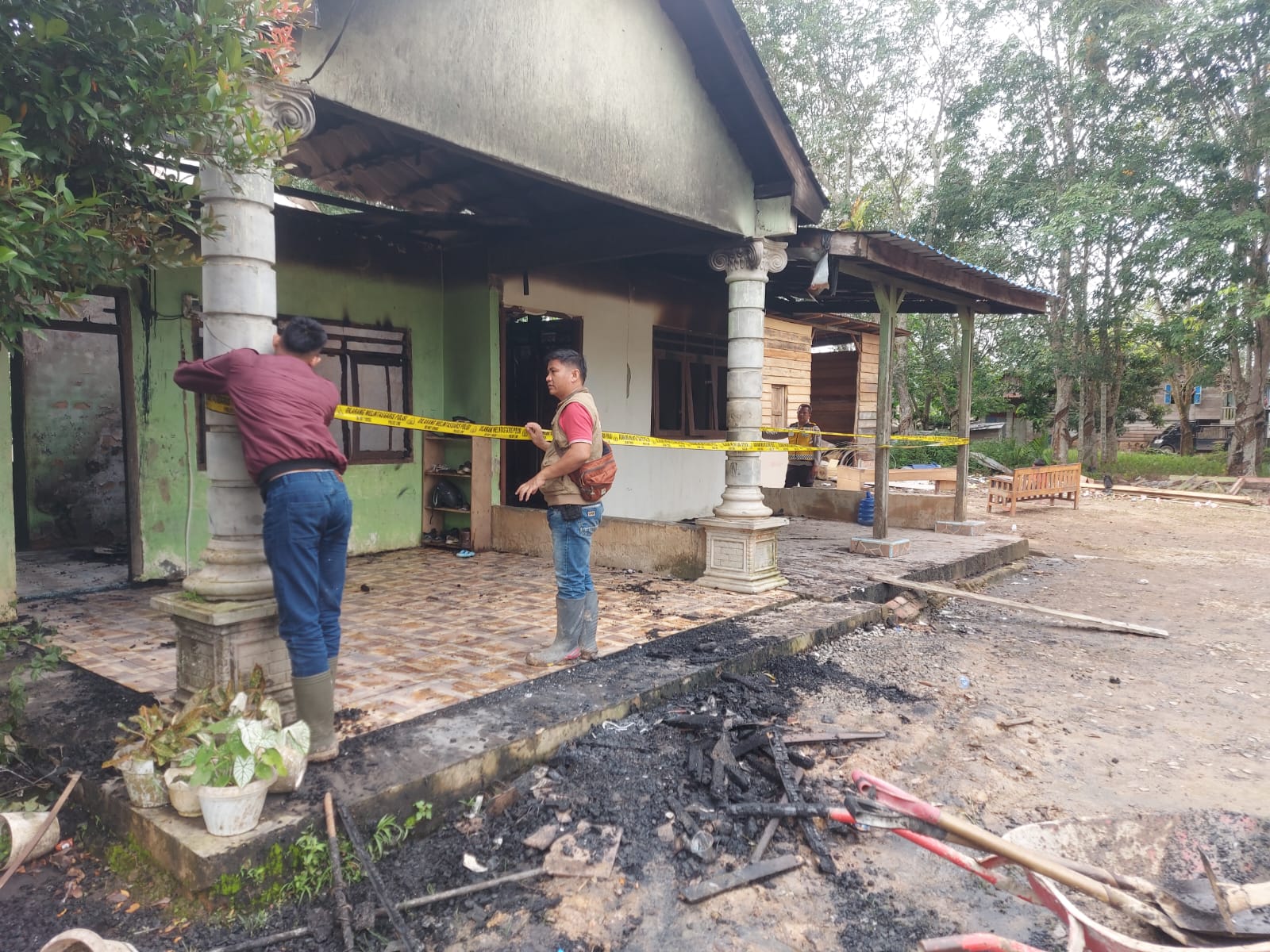 Kapolsek Bayung Lencir: Diduga Konselting Listrik Penyebab Rumah Kades Muara Medak Terbakar