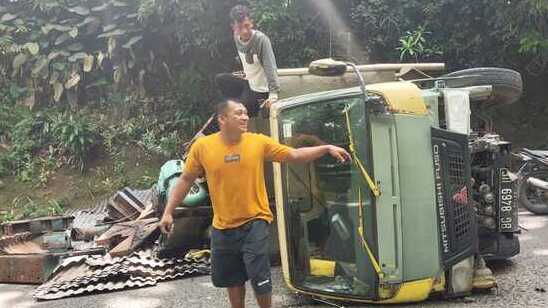 Diduga Tak Kuat Menanjak, Mobil Truk Mengangkut Eks Material Mesin Terguling