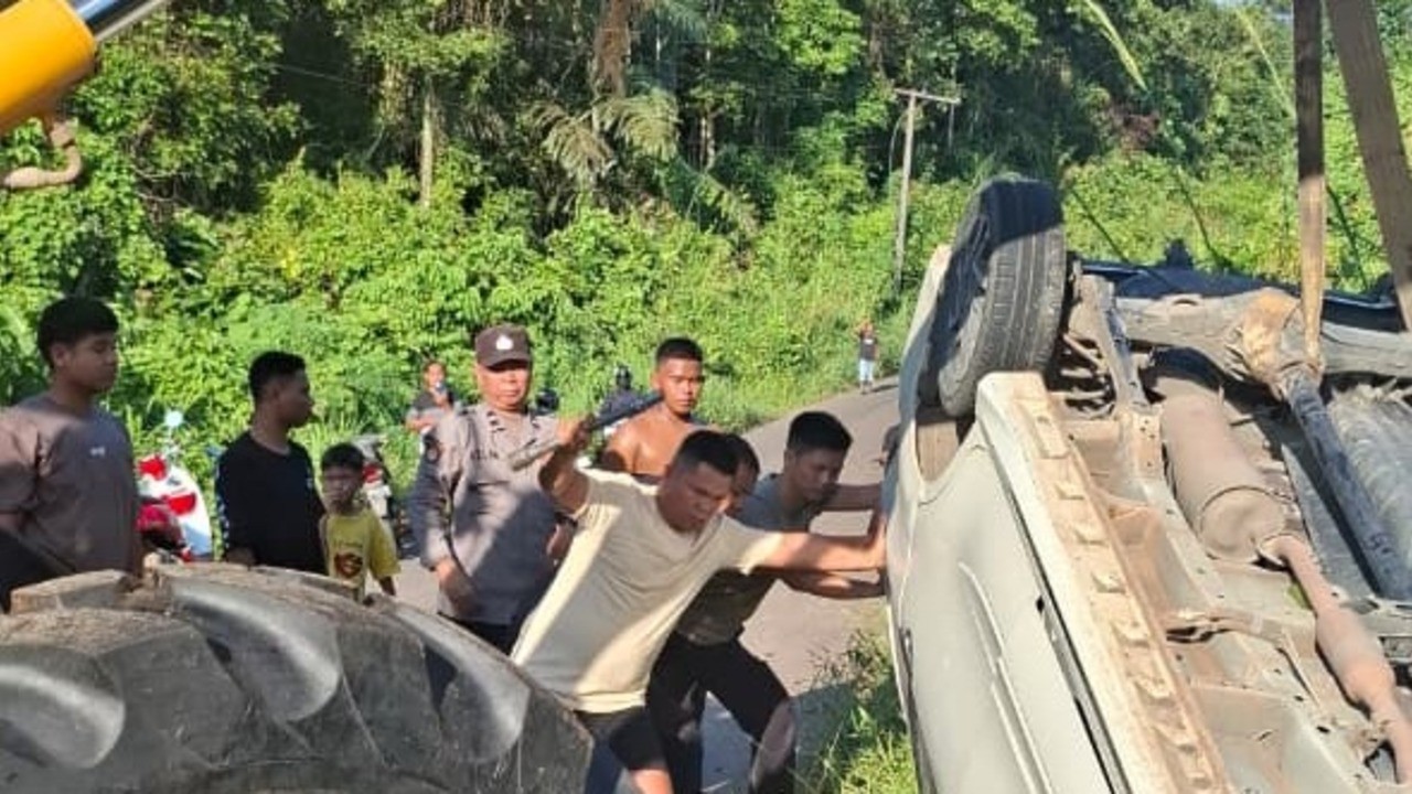 Hilang Kendali Mobil Pemudik dari Batam Tujuan Palembang Nyungsup ke Jurang