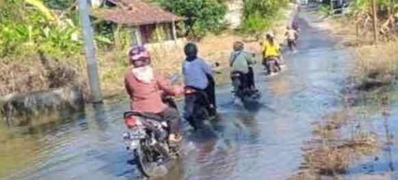 BPBD OKU Sebut Banjir di Jalan Pancur Sudah Bisa Dilalui Kendaraan