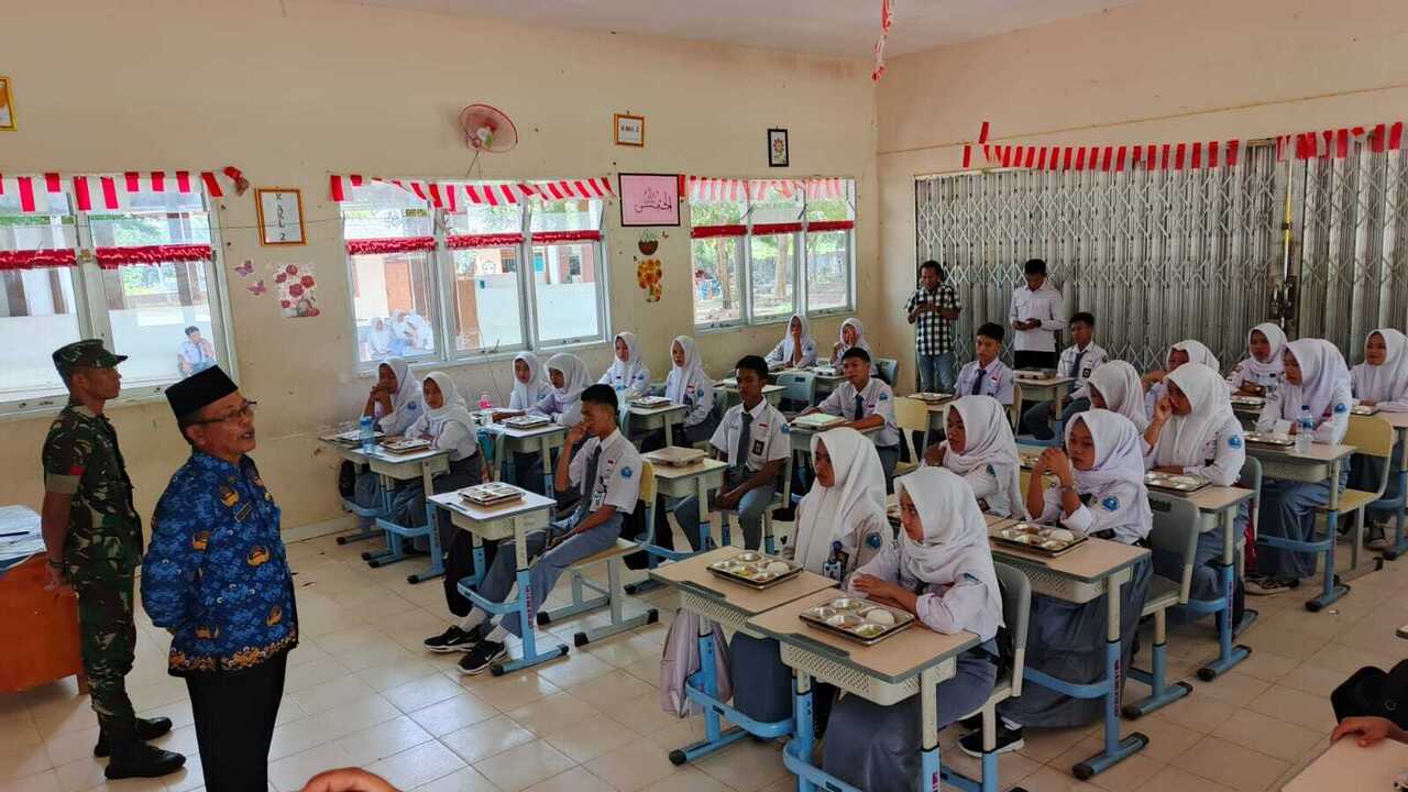 5.729 Siswa Dari 11 Sekolah di OKUT Terima MBG Perdana