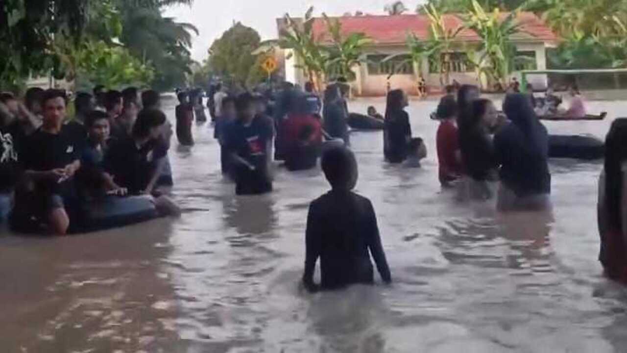 Banjir Jadi Wahana Rekreasi Dadakan