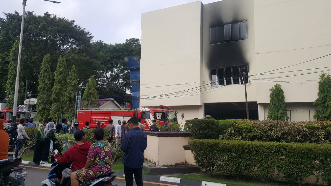 Mahasiswa dan Dosen Berlarian Selamatkan Kendaraan yang Terparkir di Gedung Polsri, Rupanya Karena Ini...