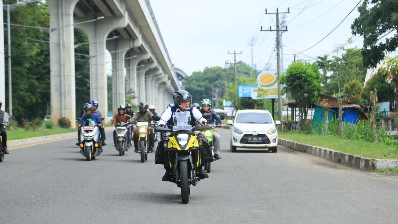 Motoran ke Banyuasin, Gubernur Herman Deru Turun Langsung Tanam Padi hingga Safari Jumat