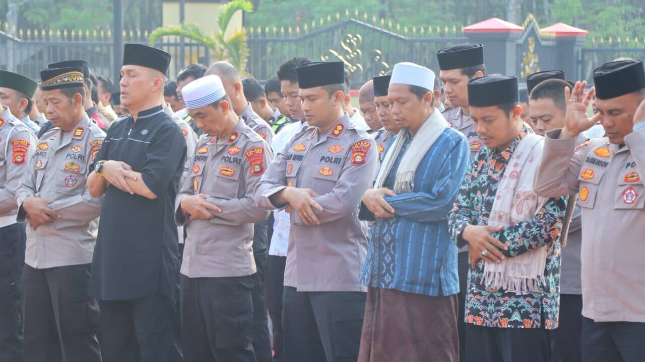 Polres OKU Timur Gelar Sholat Istisqa Bersama Masyarakat