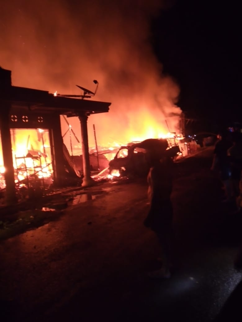 Diduga Tetabrak Mobil Lima Rumah di Kecamatan BHL Ludes Terbakar 