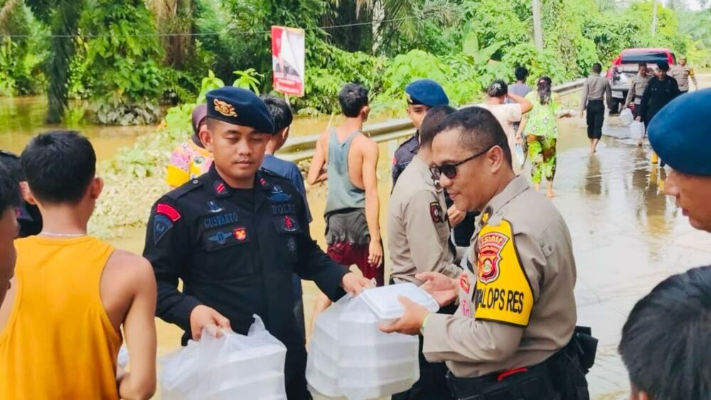 Sat Brimob Polda Sumsel Setiap Hari Siapkan 1000 Porsi Nasi Kotak untuk Korban Banjir