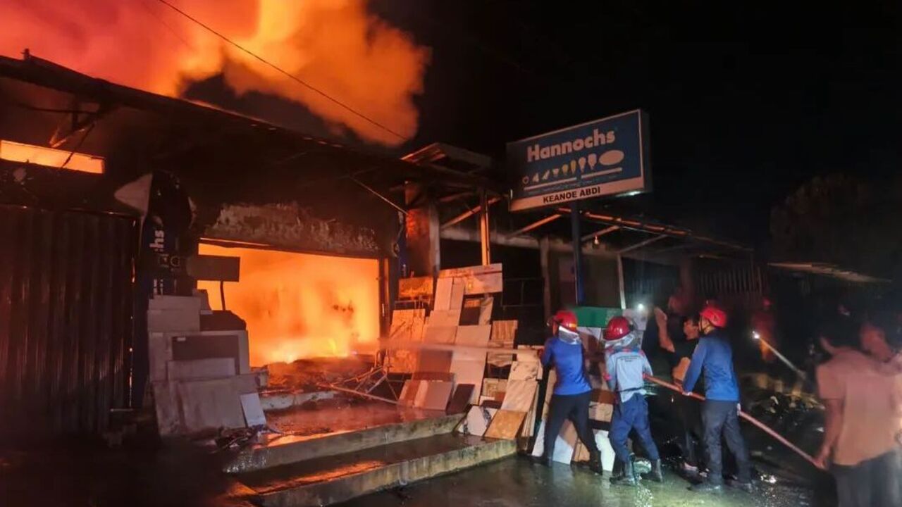 Api Hanguskan Toko Material di Kota Baturaja