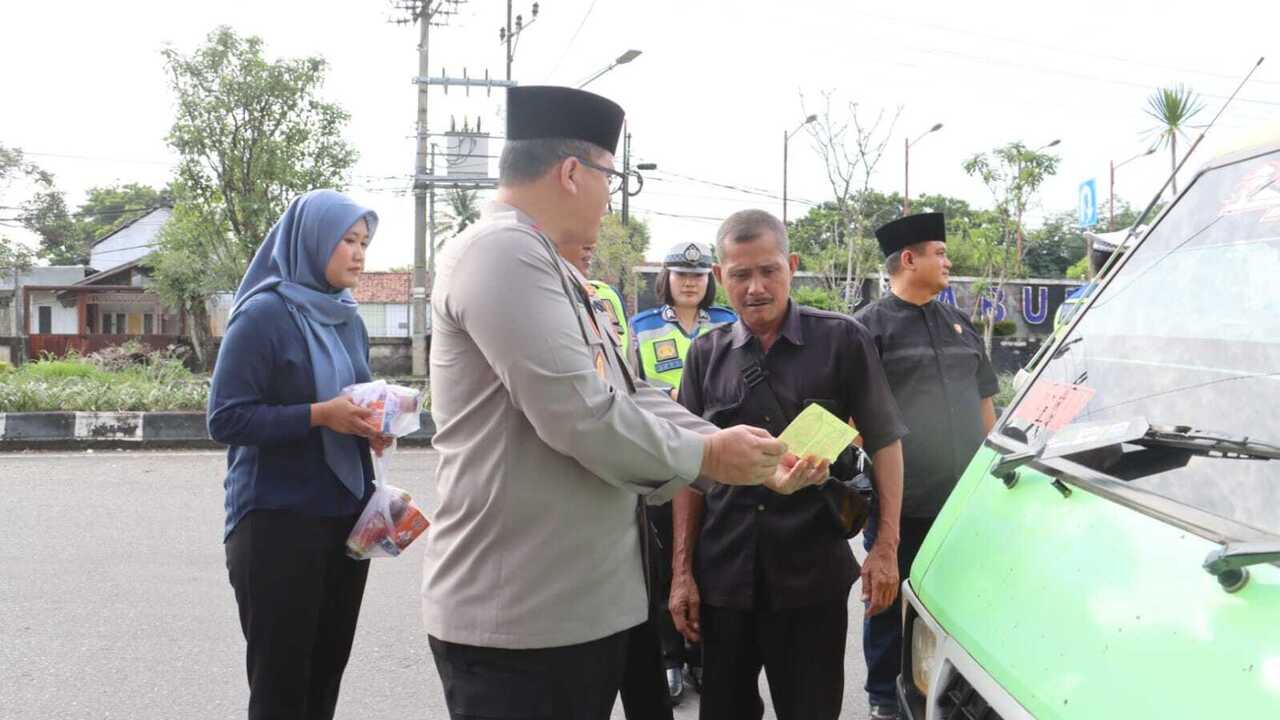 Bag-Bagi Takjil, Kapolres Prabumulih Sosialisasikan Hotline Mudik Polri 110