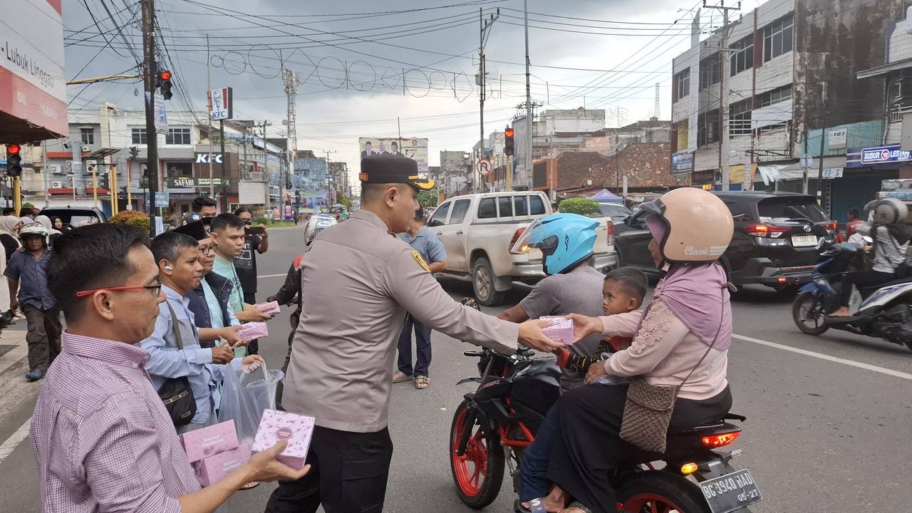 Kapolres Lubuklinggau Bersama JMC Berbagi Takjil :  Warga Sambut Antusias