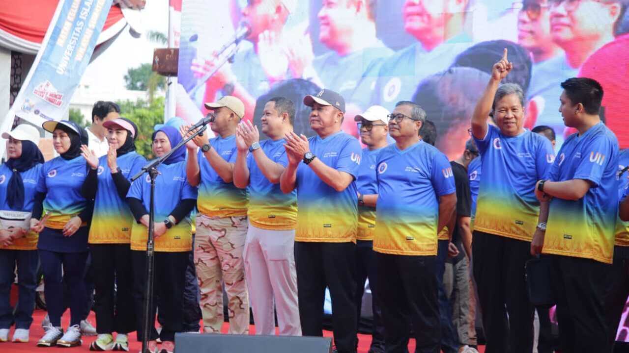 Gubernur Herman Deru Buka Jalan Sehat IKA UII, Tekankan Pentingnya Peduli Sesama