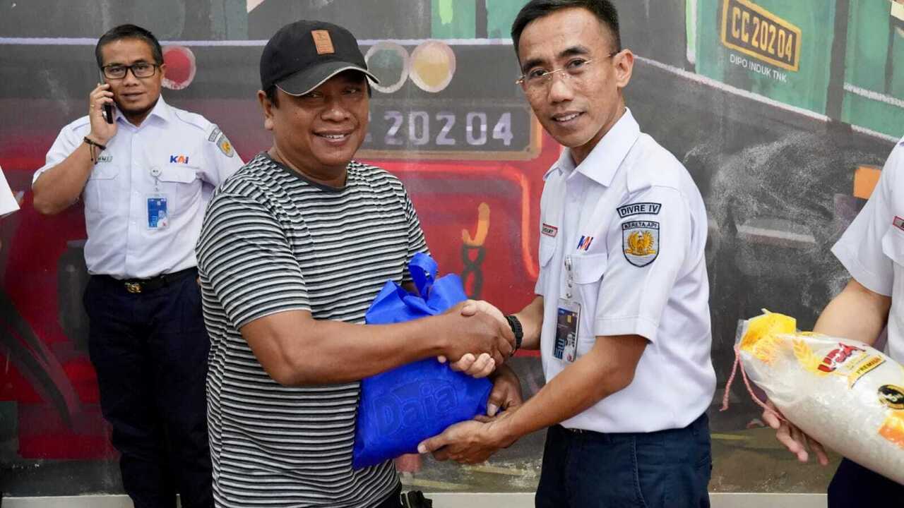 KAI Tanjungkarang Salurkan 355 Paket Sembako