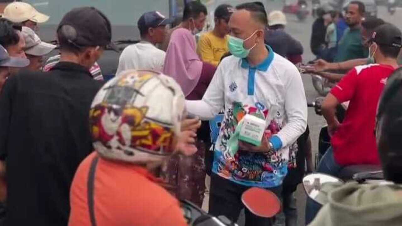 Cegah Dampak Kabut Asap Karhutla, Diskominfo Sumsel Bagikan Masker dan Vitamin kepada Warga