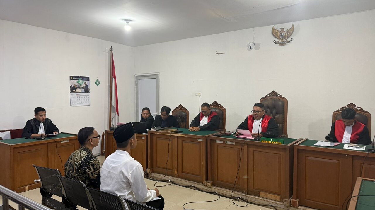 Dua Terdakwa Kasus Dugaan Korupsi Pengadaan Pompa Karhutla Duduk di Kursi Pesakitan
