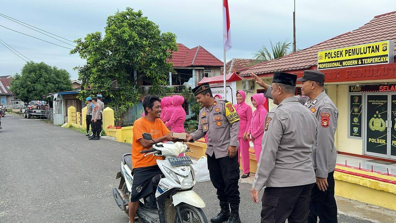 Pererat Hubungan Dengan Masyarakat di Bulan Ramadhan, Polsek Pemulutan Berbagi Takjil