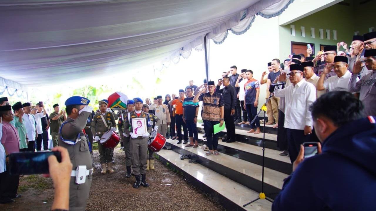 Ribuan Warga Muba Tumpah Ruah Antar Almarhumah ke Peristirahatan Terakhir