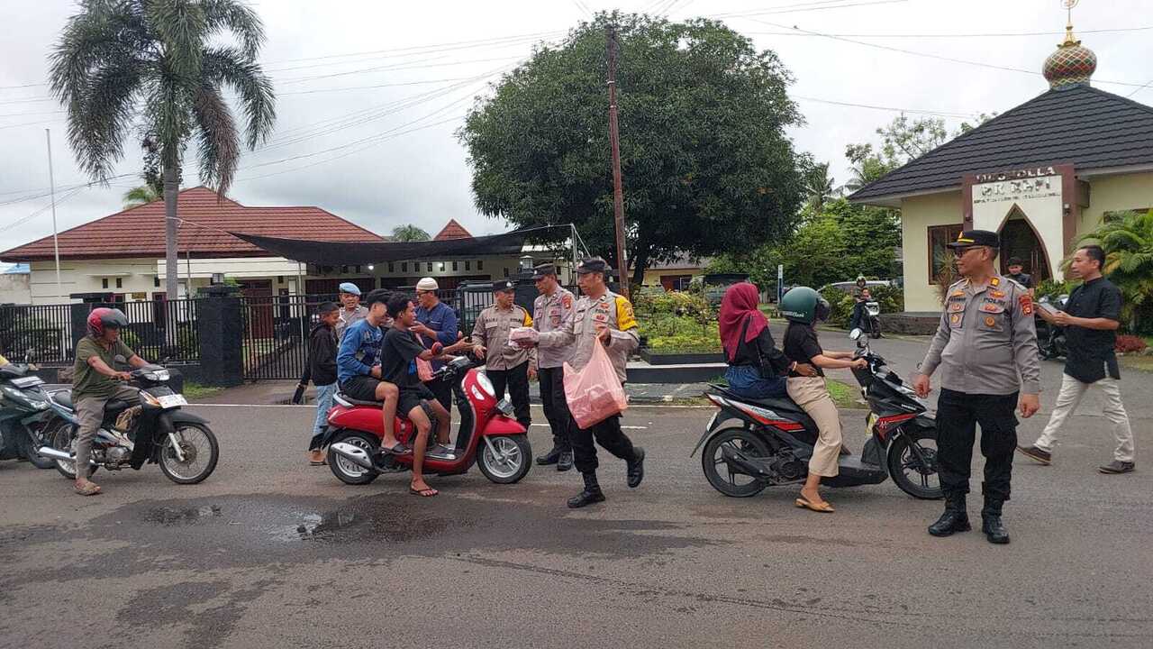 Kapolres Lubuklinggau Bagikan Takjil Gratis, Wujud Kepedulian di Bulan Ramadhan